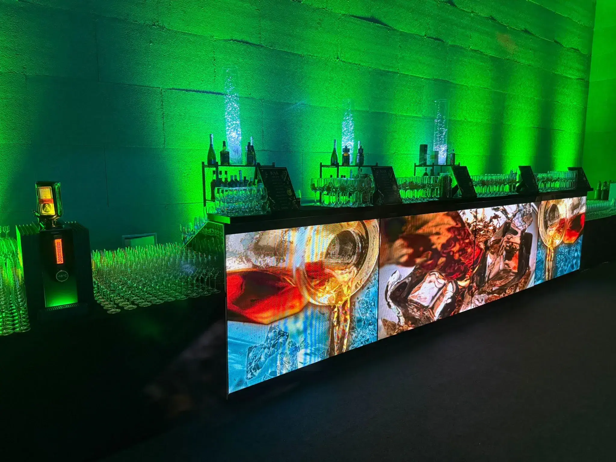 Mobilny drink bar - co to jest i jak działa na evencie