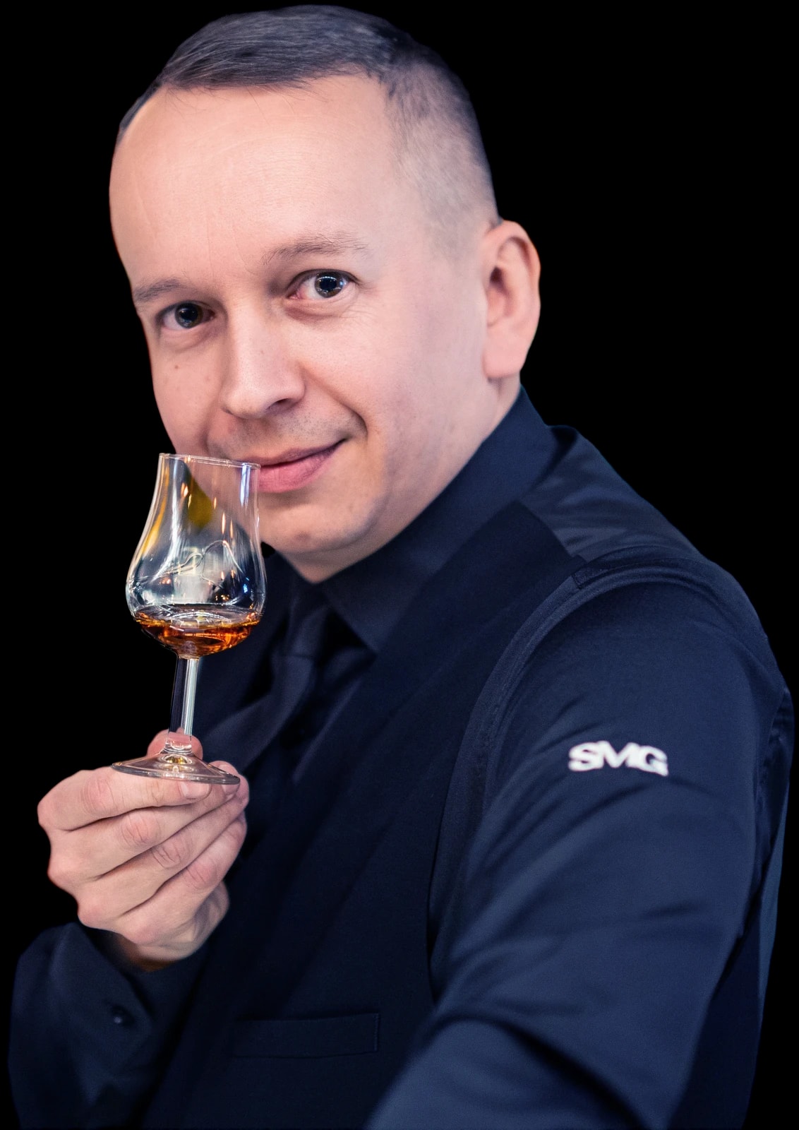Mariusz Grzesik z kieliszkiem degustacyjnym