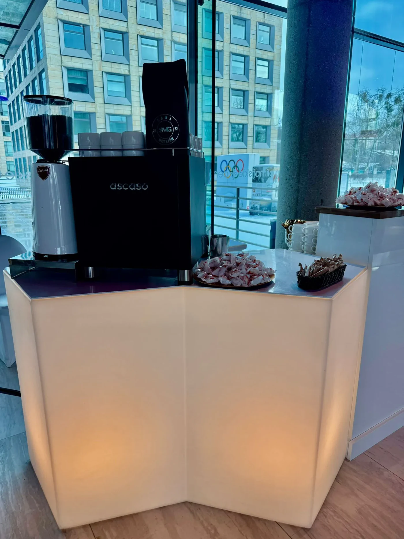 Barista przy pracy na stoisku targowym