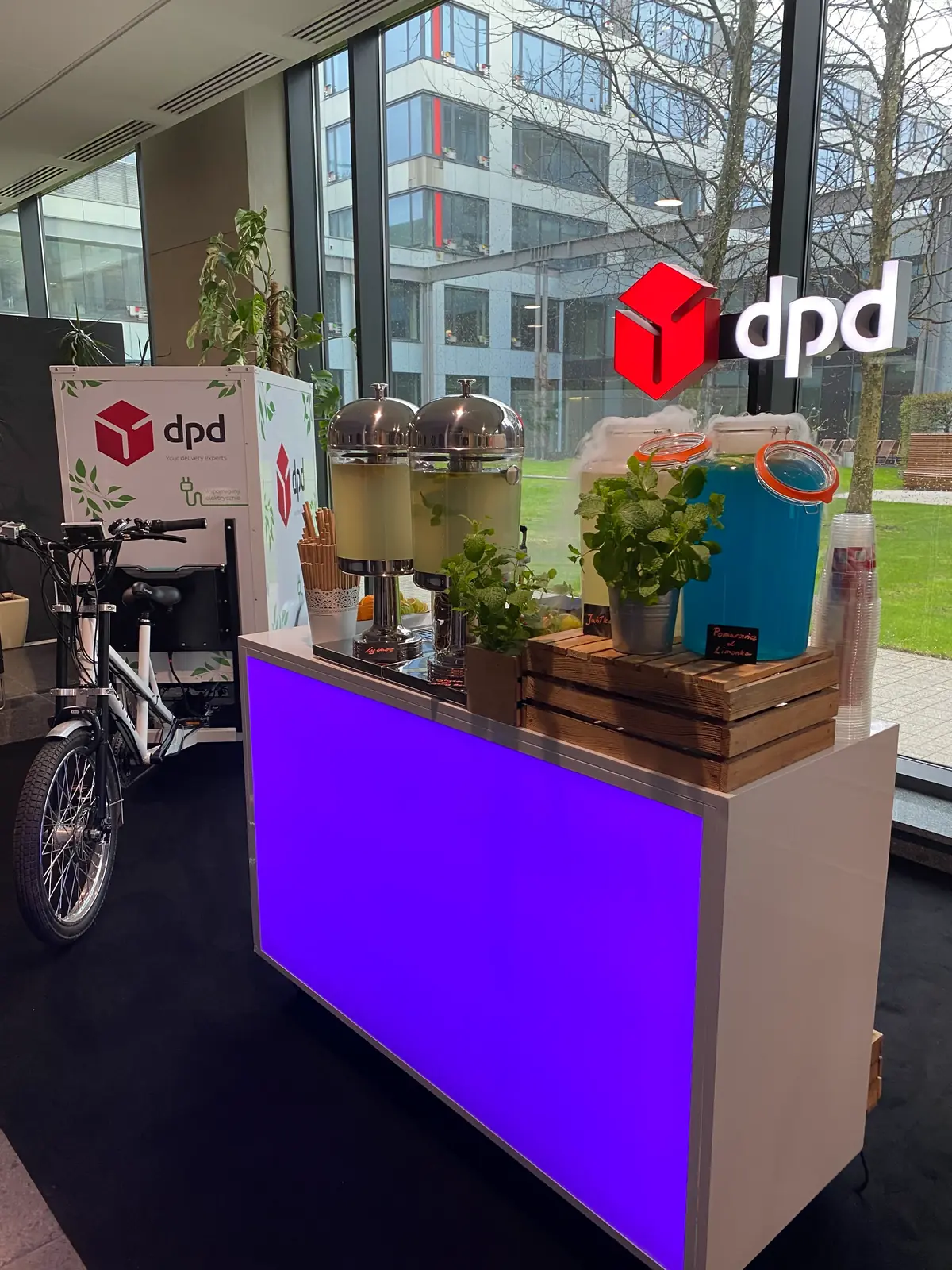 Mobilny bar z podświetlanym frontem i dyspenserami lemoniady na evencie DPD