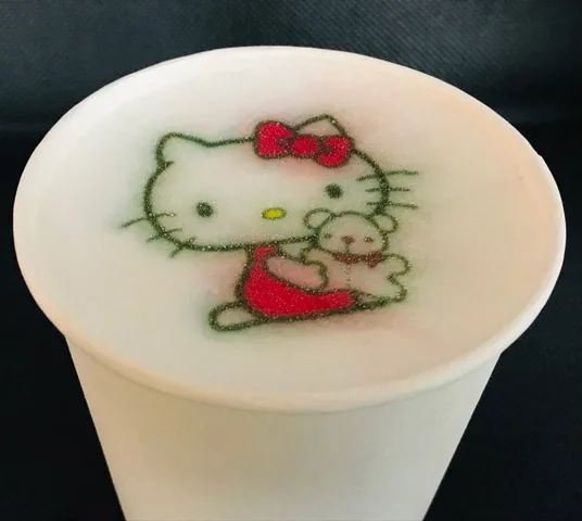Kubek z wydrukiem postaci Hello Kitty na mlecznej piance