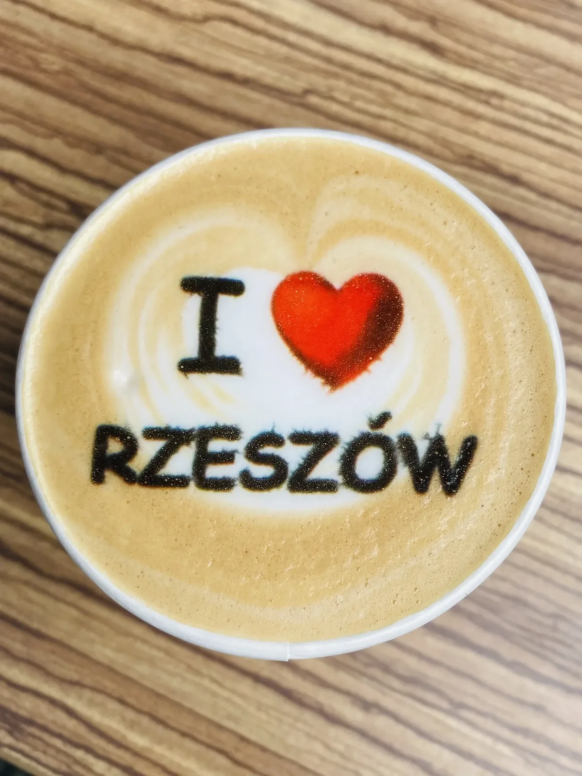 Filiżanka z napisem I love Rzeszów i czerwonym sercem wydrukowanym na piance