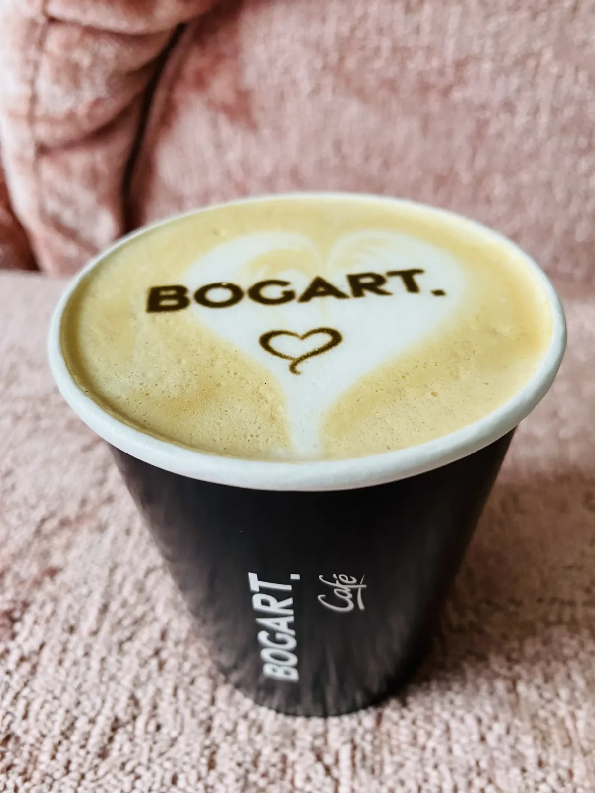 Czarny kubek Bogart z logo i serduszkiem wydrukowanymi na piance