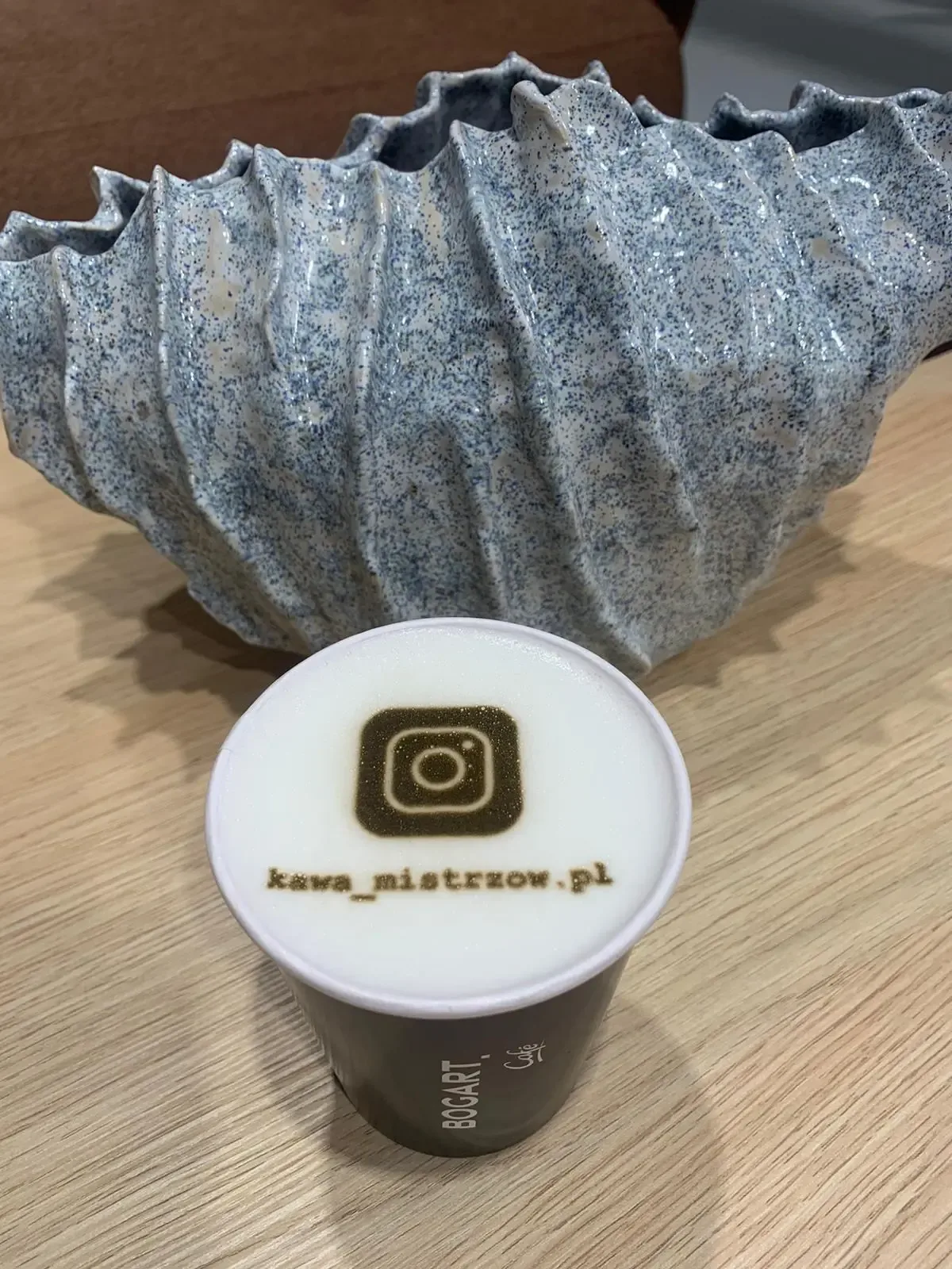Kubek z logo Instagrama i adresem profilu wydrukowanymi na piance
