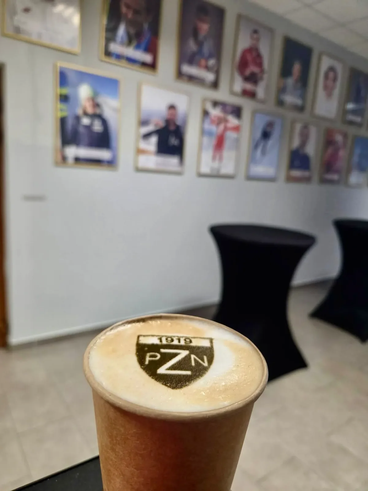 Kubek z logo Polskiego Związku Narciarskiego na piance