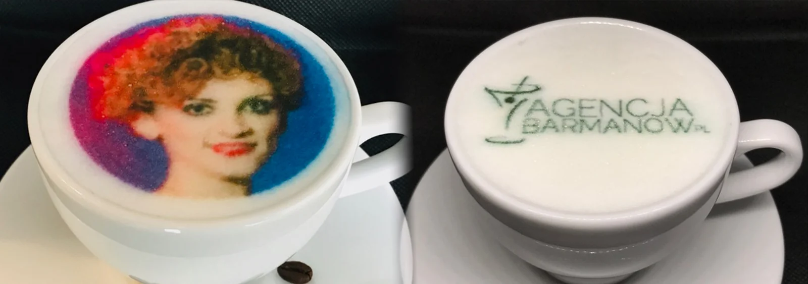 Dwie filiżanki cappuccino z wydrukiem na piance: portret kobiety i logo Agencji Barmanów