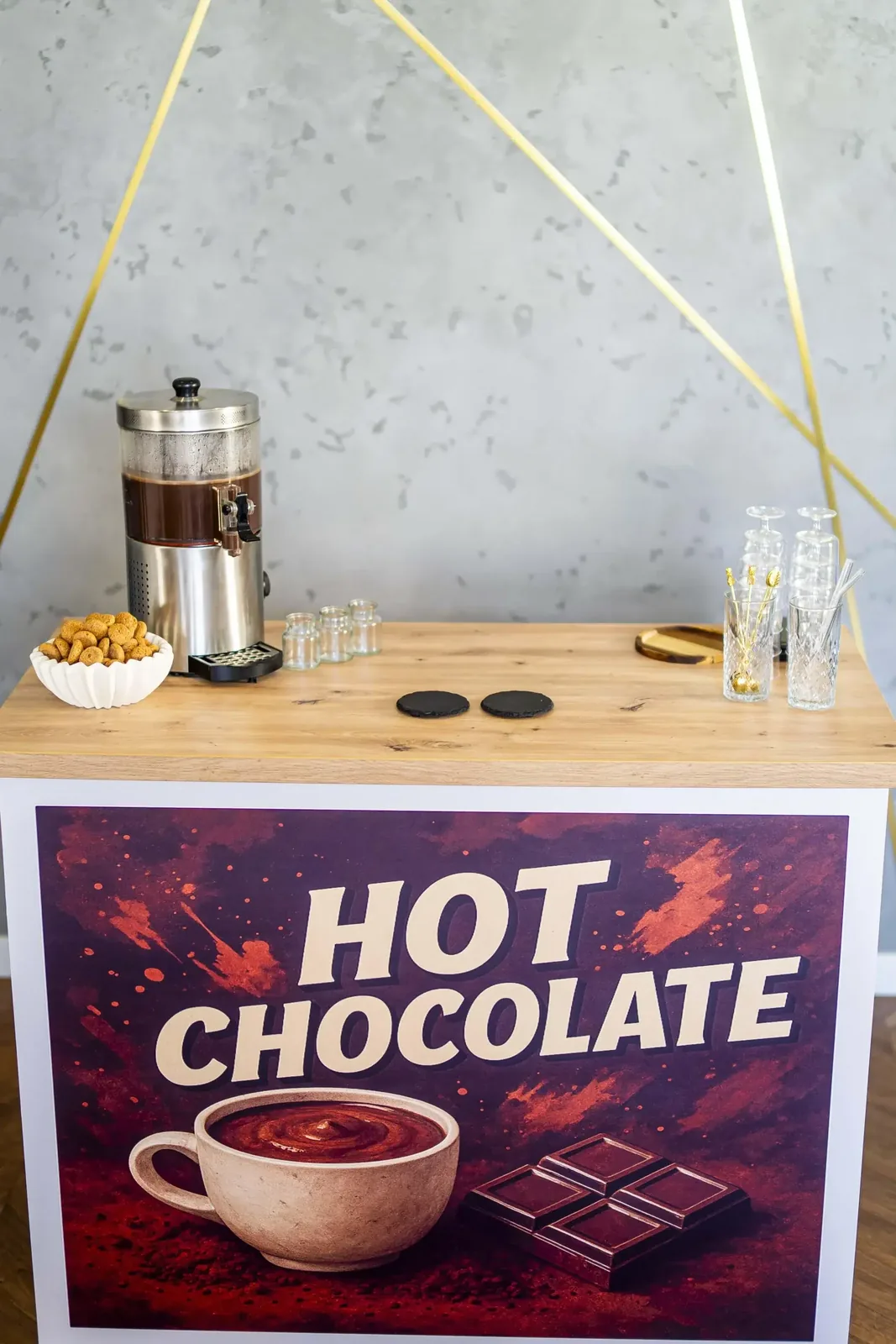 Mobilne stoisko z gorącą czekoladą: dyspenser, kieliszki i baner Hot Chocolate