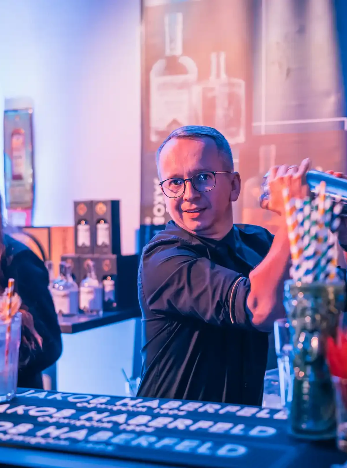 Butelki alkoholi ustawione na stole degustacyjnym