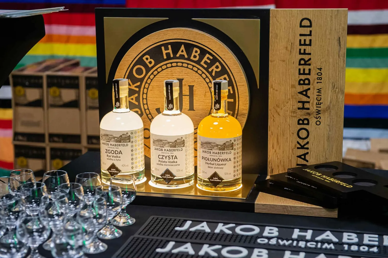 Bar degustacyjny Jakob Haberfeld z barmanem i kieliszkami przygotowanymi dla gości