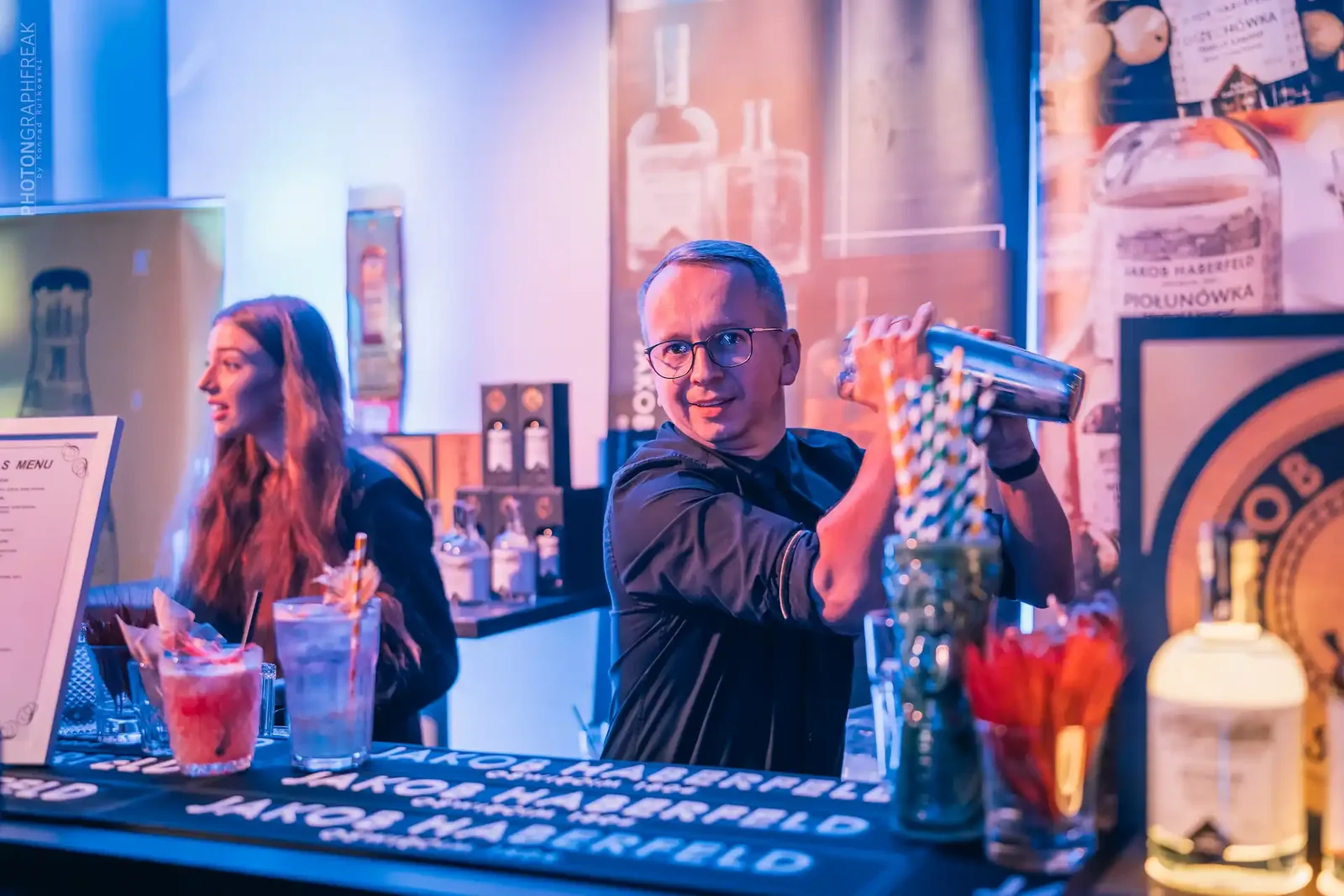 Barman i gościni przy podświetlonym barze degustacyjnym Jakob Haberfeld