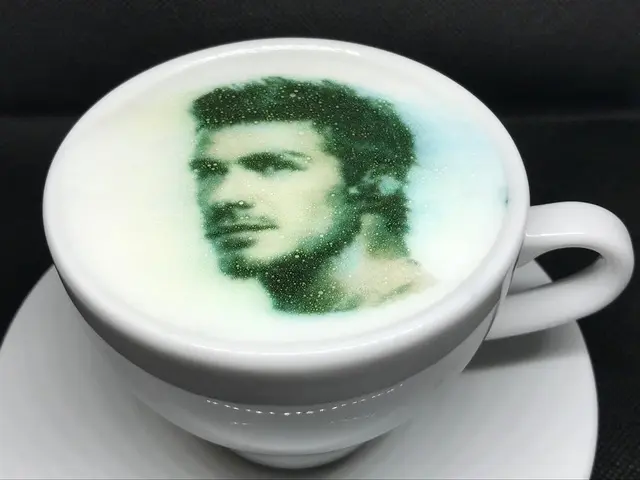 Kubek kawy latte z realistycznym portretem mężczyzny na piance