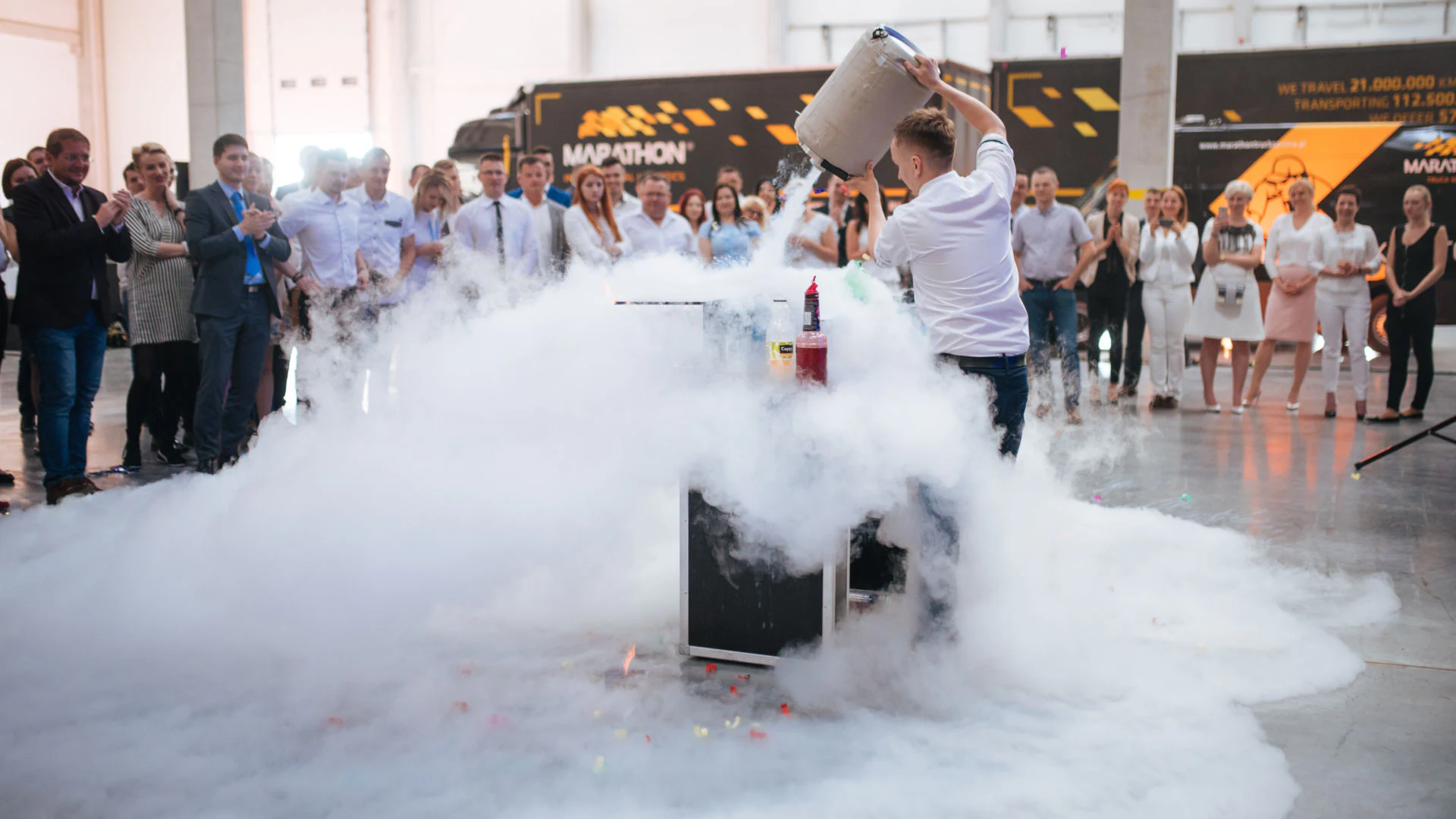 Barman wlewa ciekły azot, tworząc chmurę dymu przed publicznością
