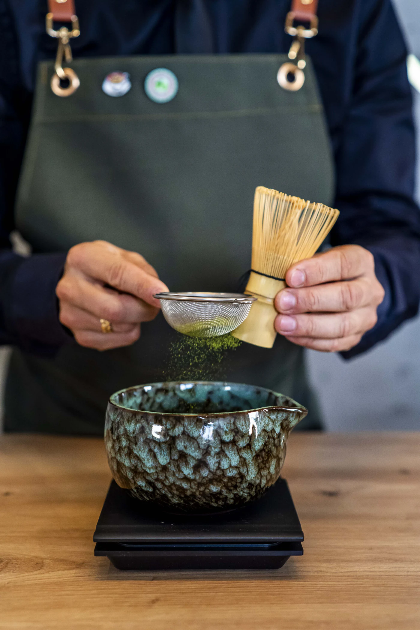 Barista przy pracy na matcha barze