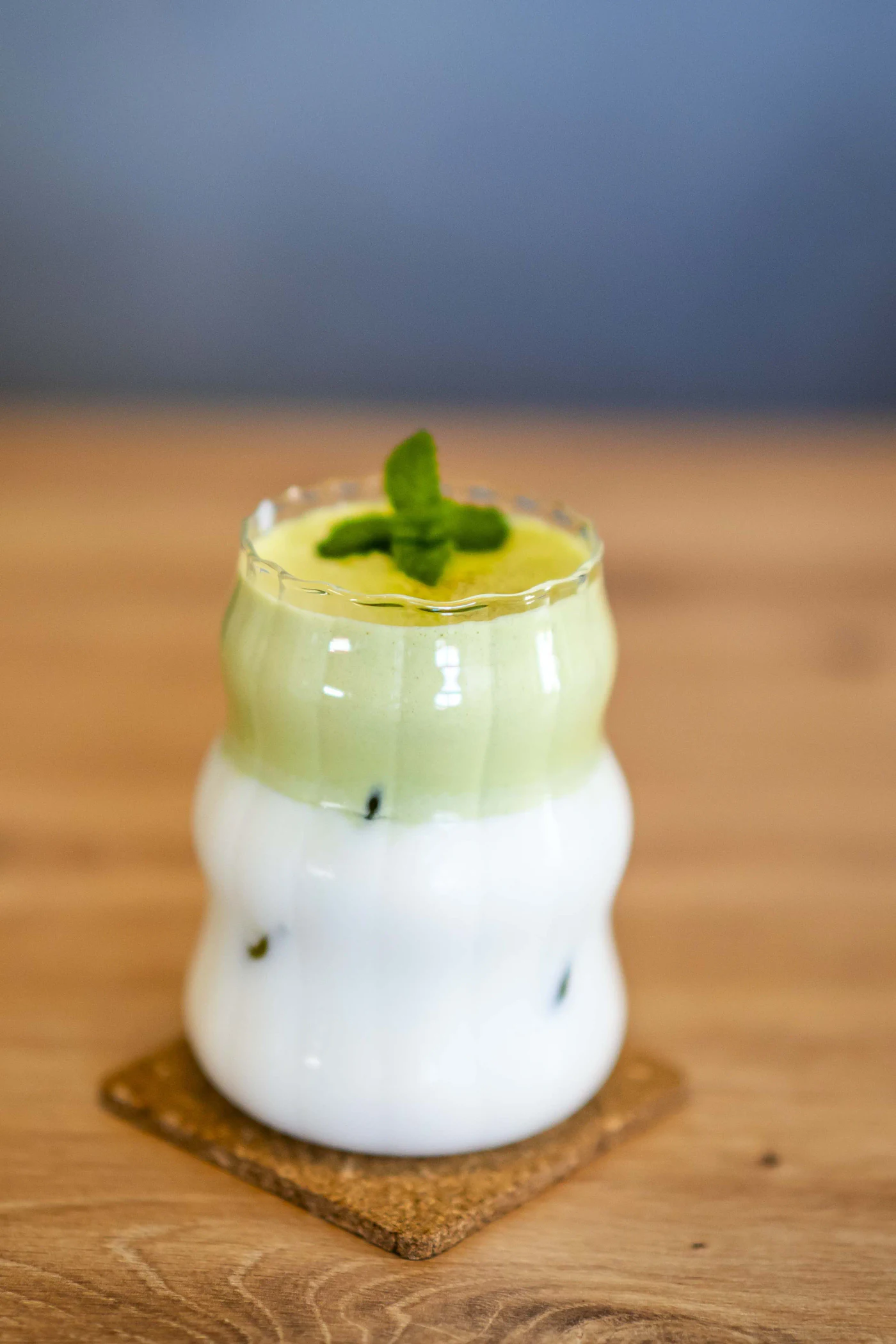 Napój matcha w szkle na tle baru