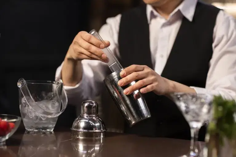Barman odmierza składniki jiggerem