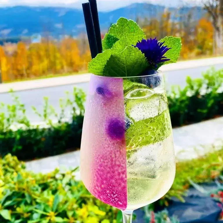 Barman przygotowuje koktajle przy barze weselnym