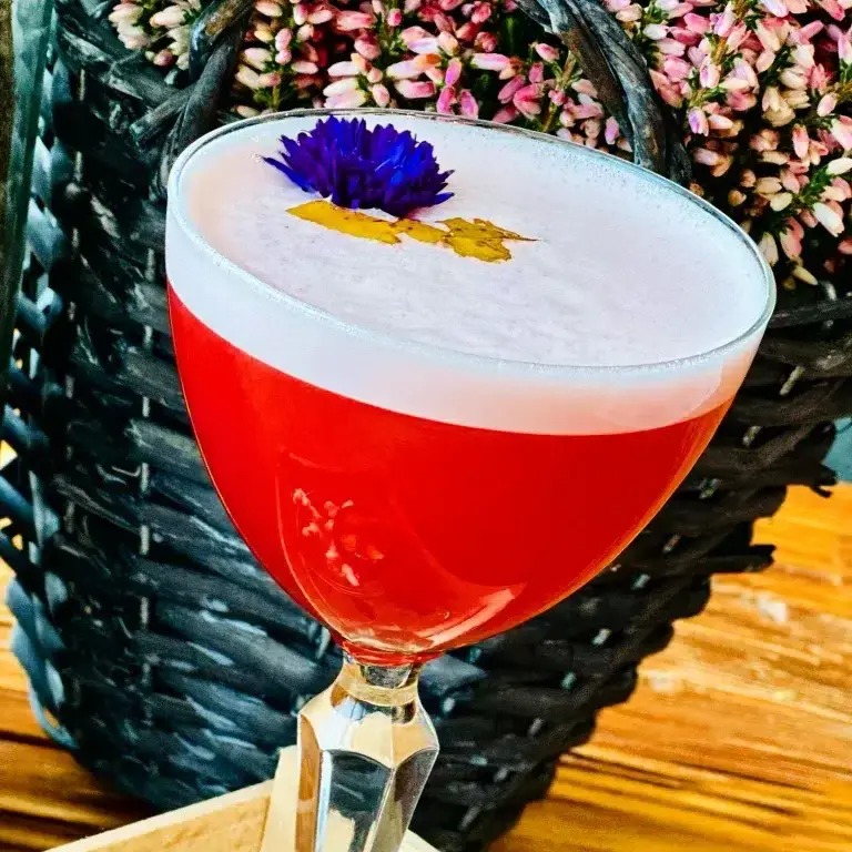 Barman przygotowuje koktajle przy weselnym barze